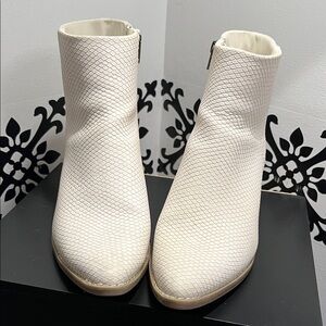 Universal Thread Textured Cream Ankle Boots. Worn twice
